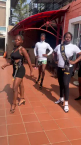 Catwalk training with the NIGERIAN CARNIVAL QUEEN in ABUJA  #viral #viral_video #viralditiktok #vira #model #entertainment #blogger #catwalk #catwalkchallenge #catwalkcoach #model #modeling #models 