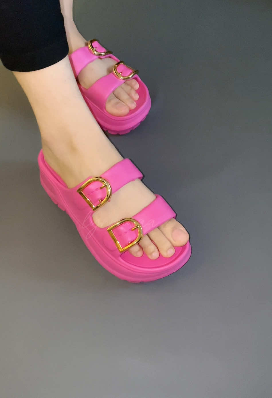 Sandalnya nyaman di pake, ringan, empuk, warnanya fucia nya cakep😍 #sandalwanita #sepatu #trending #fashiontiktok #videoviraltiktok #sandalaesthetic #sandalcantik #rekomendasi #sandalcantik #fashion #OOTD #videoviral #sepatuwanita 