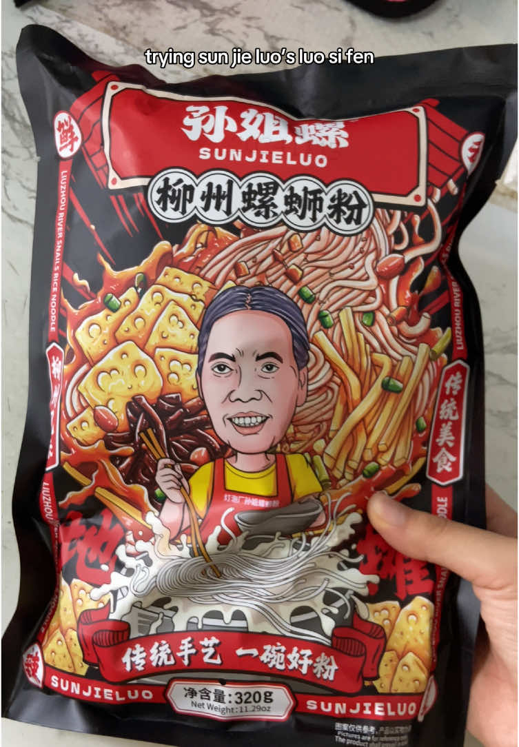 its a great mix of salty, spicy and sour! tastes really good and it’s so filling 😋 #sunjieluo #luosifen #food #tiktokshopsg #fyp 