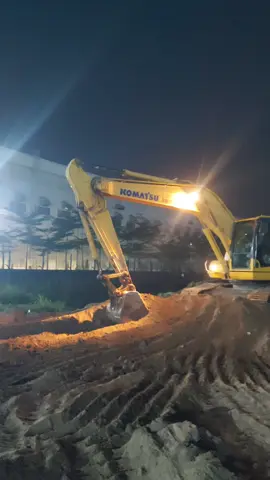 làm ngày ko đủ tranh thủ làm đêm 🥰🥰🥰#nghênghiêpcuatoi #máyxúc #komatsupc200_8 #89hưngyên 