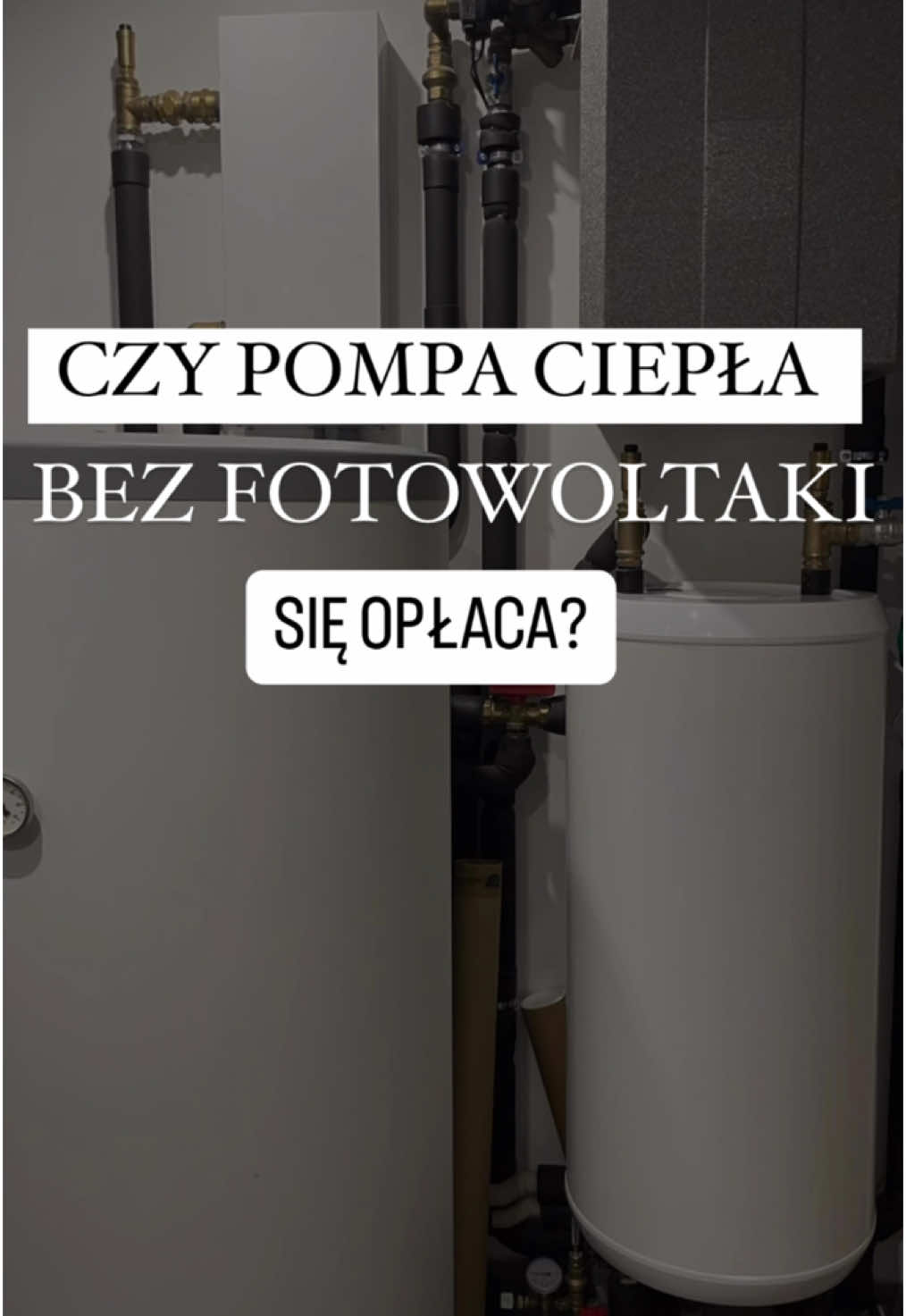 Czy fotowoltaika jest konieczna przy użytkowaniu pompy ciepła? 🫣 Z własnych obserwacji możemy powiedzieć, że nie ma takiej konieczności!  Użytkujemy pompę Ciepła od 3 lat, mamy sobą już 3 sezony grzewcze i pewne doświadczenia. 👌✌🏻👍🏻 Ważne, żeby dom 🏡 był w miarę możliwości energooszczędny, jeśli tak nie jest, będzie problem 🤷🏻‍♀️.  Pompy ciepła nadają się tylko do budynków o dużej wydajności energetycznej. 💡💡 U nas zużycie prądu, to około 350 do 600 KW/ miesiąc w sezonie grzewczym, więc fotowoltaika nam się zupełnie nie kalkuluje 🙂  Ważne, żeby pompa sama w sobie była też jakościowo dobra, więc tu nie warto oszczędzać 🙂💸💵 Jesteś ciekawa naszych rozwiązań? Koniecznie zaobserwuj mnie po więcej ✌🏻 #pompaciepla#fotowoltaika#energooszczednydom#ogrzewaniedomu#projektowaniedomu#wydajnoscpompyciepla