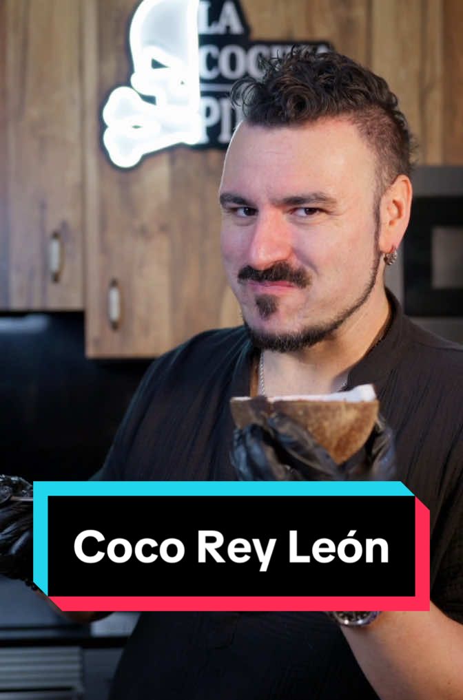 🥥 Coco Rey León 🦁 ¿Eres fan del Rey León? Hoy replicamos el mítico coco de Rafiki, que además de precioso está delicioso 👇 Ingredientes:   • 25 gr de pistachos (sin piel y sin sal) • ⁠100 gr fresas frescas o congeladas • ⁠60 gr de arándanos frescos o congelados • ⁠120 gr de plátano congelado en trozos • ⁠100 gr de zumo de arándanos rojos • ⁠2 cdas de semillas de chia • ⁠15 gr de jarabe de arce o agave • ⁠2 cocos frescos con piel • ⁠nueces