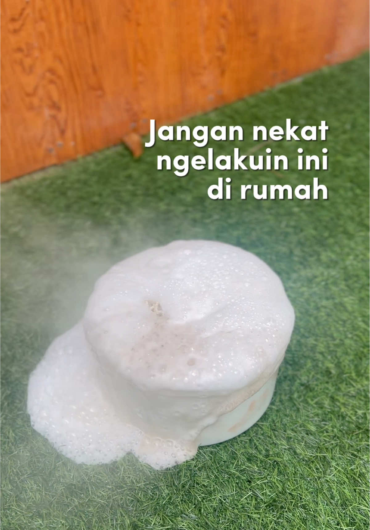 Dalam sekali rendam, bisa hempas noda minyak dan jamur di kain. Ngga perlu detergen dan ngga capek ngucek hasilnya bisa seperti baju baru lagi pakai ini @Wiselie Official #wiselieindonesia #clothstainremover #pembersihnoda