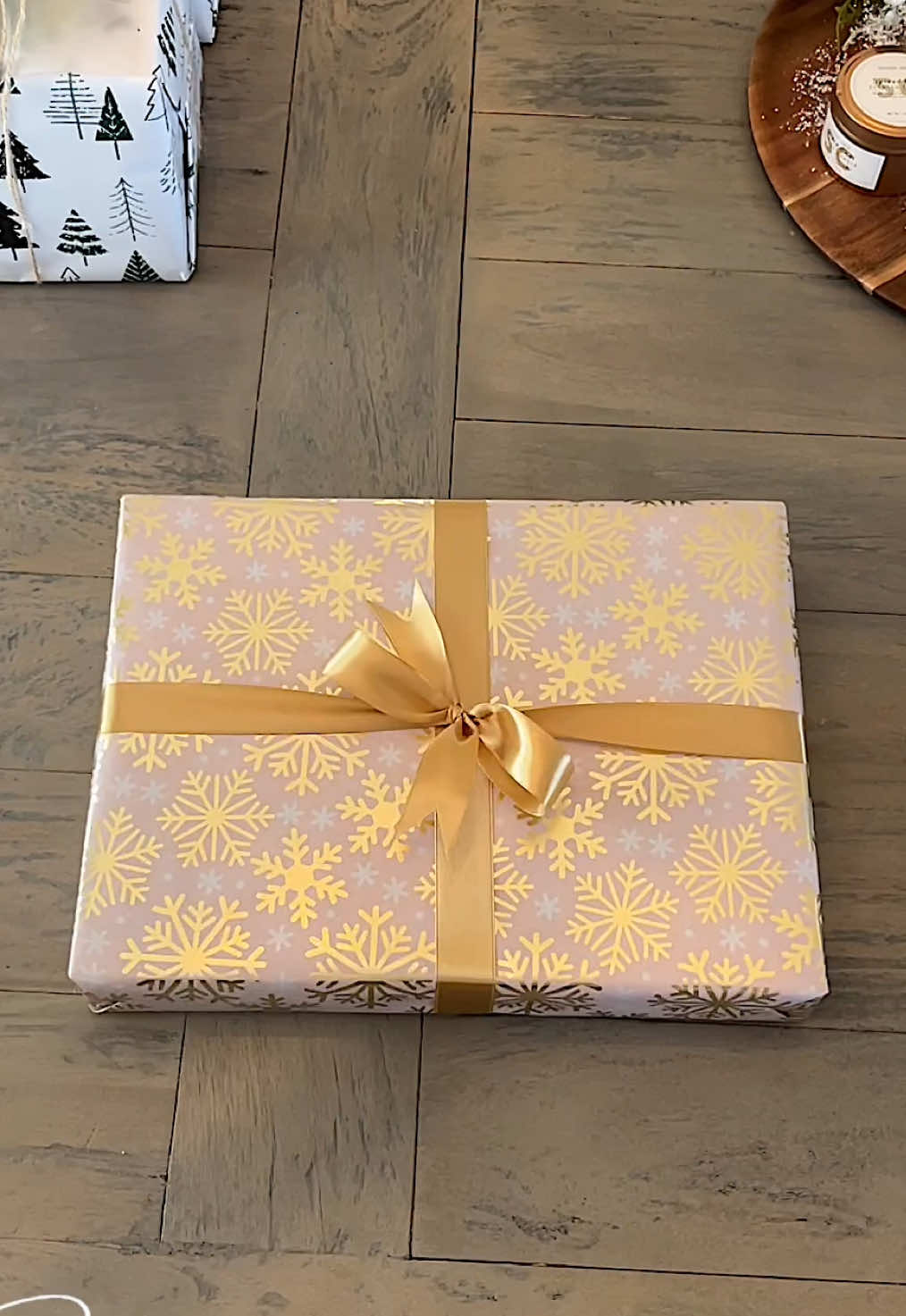 Gift wrapping tips and tricks Christmas 2024 🎁 The next time you cut the wrapping paper a little too small. #giftwrapping #howtogiftwrap #wrappinggifts #christmaswrapping #giftwrappinghacks #giftwrappingideas  