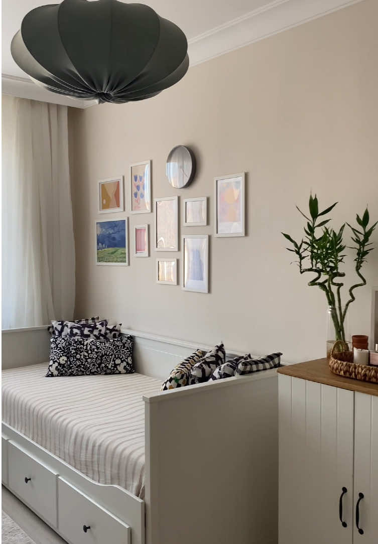 Cozy home✨🤍 #details #ikea #ikeahemnes #divan #capcut_edit #fyppp #kesfetttt #öneçıkar #homedecor #homeinspo #decoration #homedecor #homestyle #ikeahome #interior #interiordesign #cozyvibes #cozyhome #küçükoda #cozycorner 