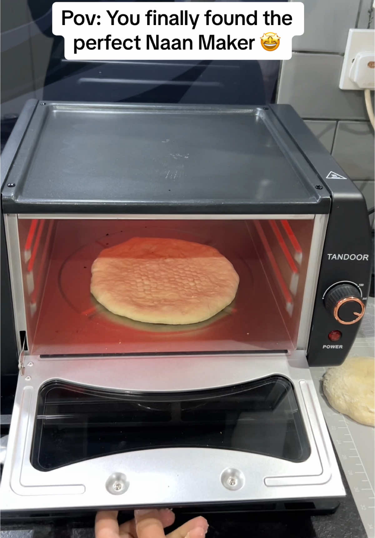 The perfect Naan Maker 😍 #tandoor #naanmaker #fyp #tiktokmademebuyit #desifood #pakistanifood #giftideas #christmastiktok #boxingdaysales #rotimaker #tandoori #CapCut 