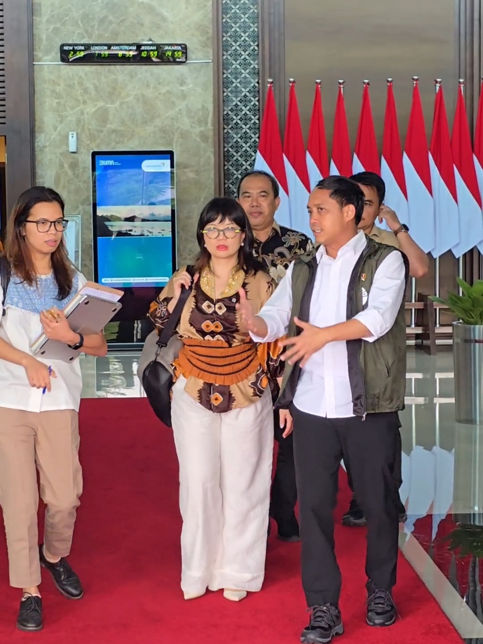 Siang tadi sesampainya di Jakarta,  saya langsung mengadakan pertemuan bersama Wakil Menteri Diktiristek Prof Stella Christie di bandara Soekarno Hatta, sebelum  kembali ke kantor melanjutkan tugas-tugas lainnya yang sudah menunggu. Kami berkoordinasi terkait rencana pembagungan sejumlah fasilitas pendidikan yang lokasinya masuk kawasan hutan, salah satunya yaitu Sekolah Unggul Terintegrasi di NTT yang digagas oleh Presiden Prabowo