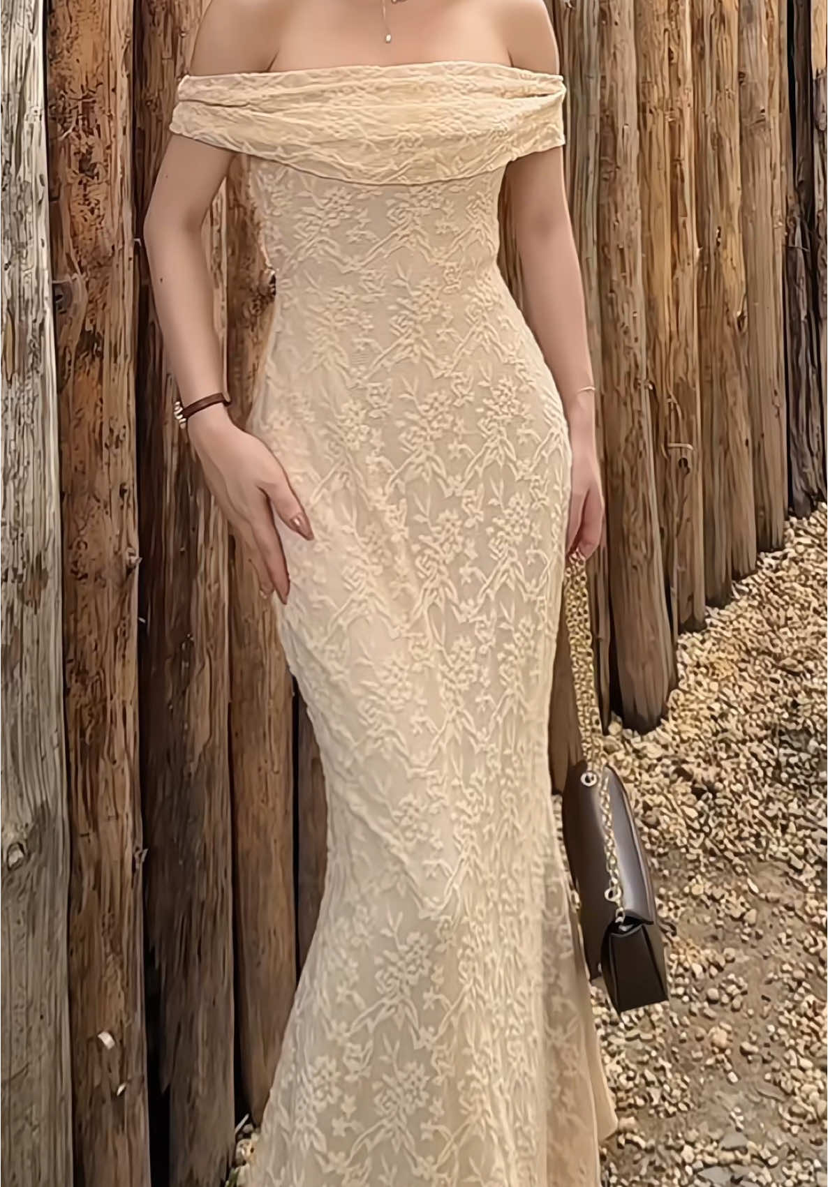 Pearl Dress Với vẻ đẹp yêu kiều và duyên dáng, váy đuôi cá vẫn luôn là item không thể bỏ lỡ để tôn lên nét đẹp điệu đà, kiêu kỳ và nữ tính. Với chất liệu ren thun cao cấp dệt hoa, Pearl nhẹ nhàng ôm trọn từng đường cong quyến rũ của người phụ nữ. Thiết kế đầy sáng tạo phần vai có thể giúp nàng biến tấu nhiều kiểu mặc. Màu sắc: Kem - Đỏ đô - Đen Size: S-M-L-XL ------- ⚜️Mọi hình ảnh, mẫu mã sản phẩm thuộc sở hữu trí tuệ của Công Ty TNHH Thời Trang Emera.