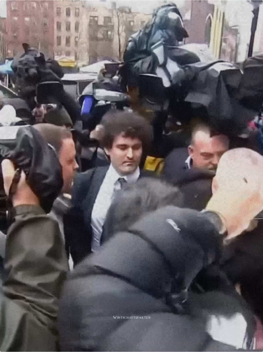 FTX Crypto scam…. 📉 #FTX #crypto #sambankmanfried #wirtschaftsfakten #wirtschaftsskandal #ftxscam 