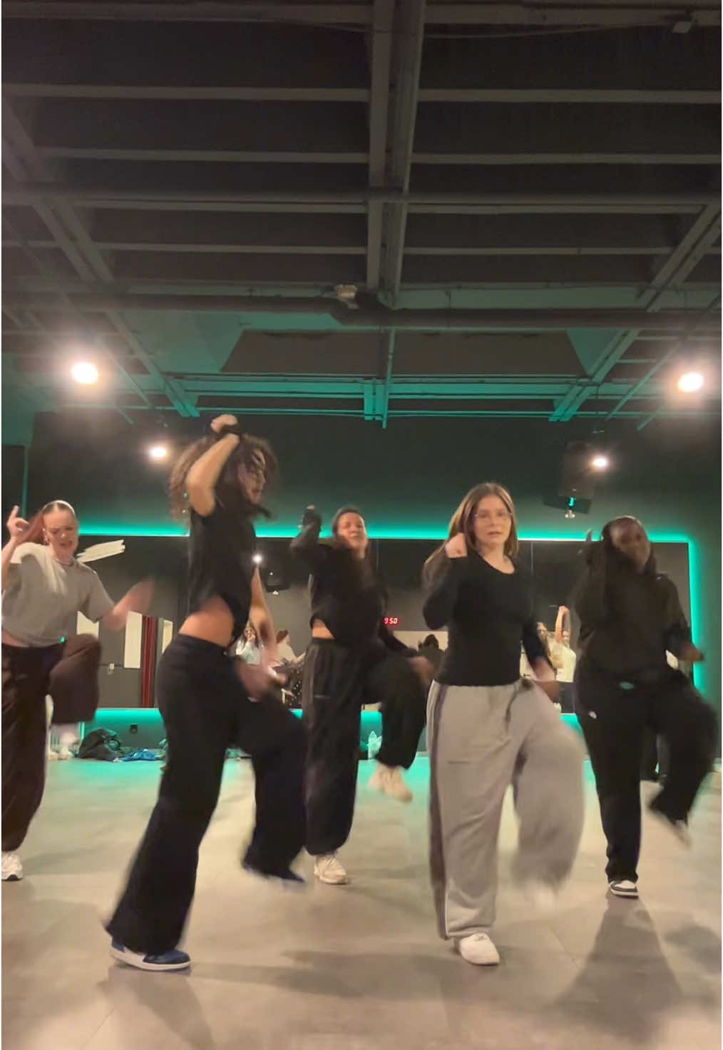 dc: @Jean-Victor ✨ RA & Reflection 🫶 #dc #tiktokdance #danchechallenge #dance #dancer #chiara #dancetrend #dancecrew 