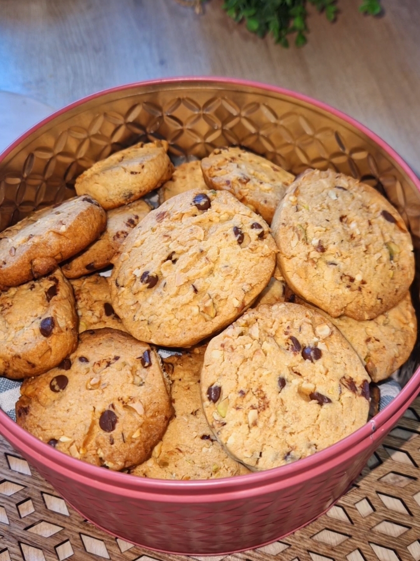 j'ai une délicieuse recette de biscuits 🍪 pour le goûter les ingrédients : 150 gr de beurre ou margarine  100 gr de sucre  2 jaune d'oeuf  la vanille  2 verre de farine 300 gr  à c.ac de levure chimique  la cannelle  des pépites de chocolat 🍫  1/2 verre d'amandes ou pistache ou des noix  bonne réalisation !! #biscuit  #gateau #gouter #recettefacile #recette 