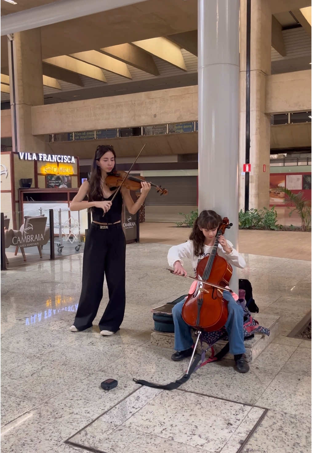 Pov: aqueles vídeos de musicistas em aeroporto 🎻.           #violin #violinist #cello #cellist #experience #cellista #fyp #foryou #music #musica  #airport 