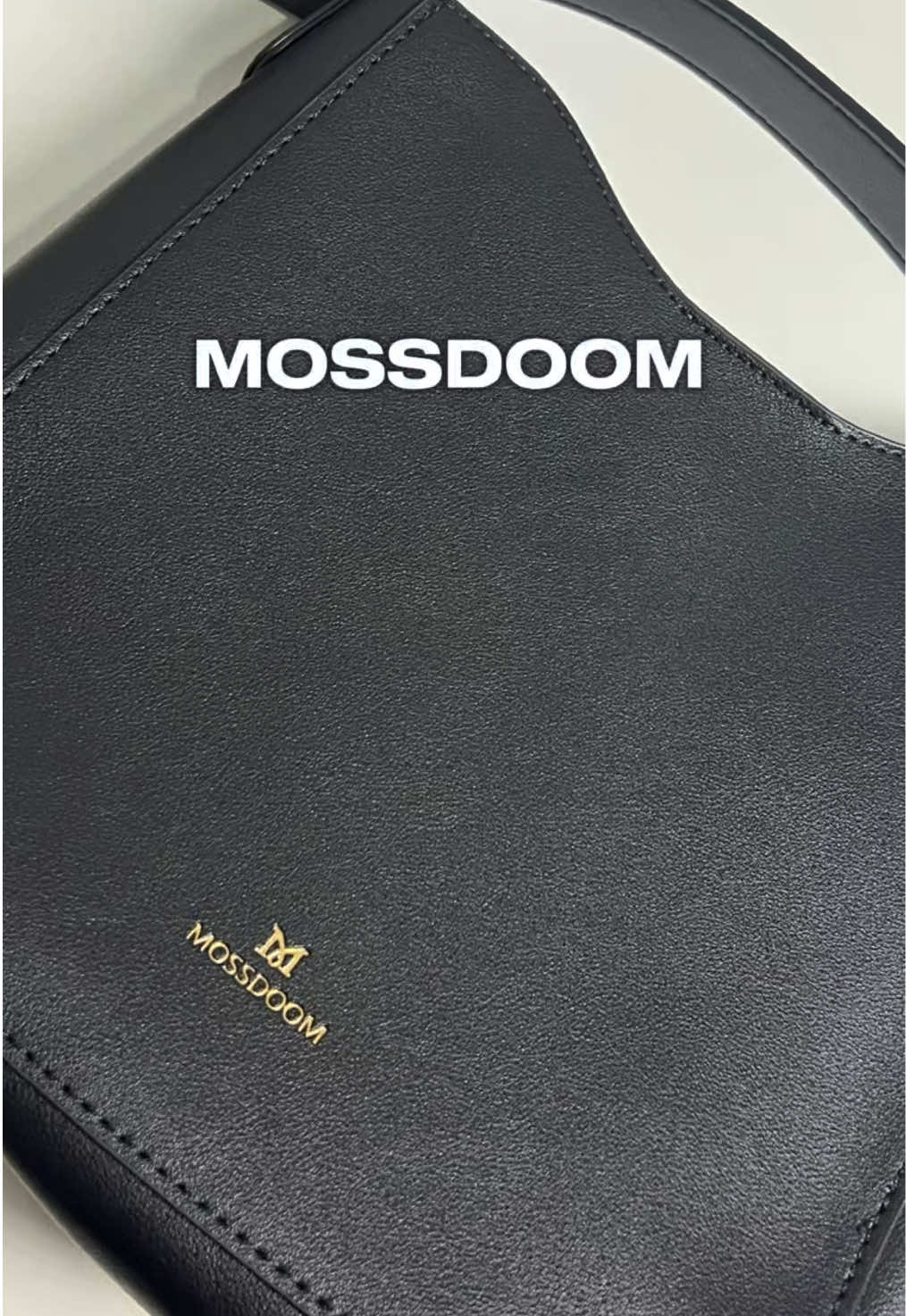 สีดำอะไหล่ทองสวยสุดๆ ด้านในมีช่องซิป1ช่องด้วยนะ #กระเป๋าสะพายข้าง #mossdoom #กระเป๋าสะพาย #mossdoombag #กระเป๋าสะพายไหล่ #กระเป๋าสะพายข้างผู้หญิง #กระเป๋าแฟชั่น 