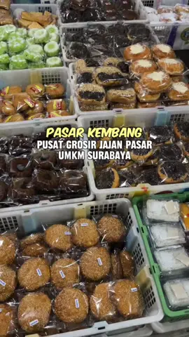 Pasar Kembang,  Pusat Grosir Jajan Pasar UMKM Surabaya yang Buka Mulai Jam 1 Pagi.  Ini salah satu keunikan pasar di Surabaya. Ada pusat grosiran jajan pasar terlengkap di Surabaya. Yang buka dari jam 1 pagi sampai jam 10. Jajanan yang datang ber box-box berkotak-kotak banyaknya. Dan rata-rata yang kesini tuh pada grosiran. Jadi beli, terus dijual lagi diluar. Dan yang datang tak hanya dari Surabaya aja, dari sidoarjo, gresik dan mojokerto. Kalian mau beli satuan  juga bisa kok disini.  Disini jajanannya super duper banyak, mulai dari kue basah, kue kering, yang tradisional sampai kekinian. Pokoknya harganya murah-murah. Mulai dari 1000an aja. Waduh..bisa auto kalap deh pastinya. Penasaran? Buruan deh kesini..tak enteni yo rek!  @adirafinanceid  #SahabatPasarRakyat #AdiraFinance #FestivalPasarRakyat @masddo @Raff I Daily Content @DACKA 763 