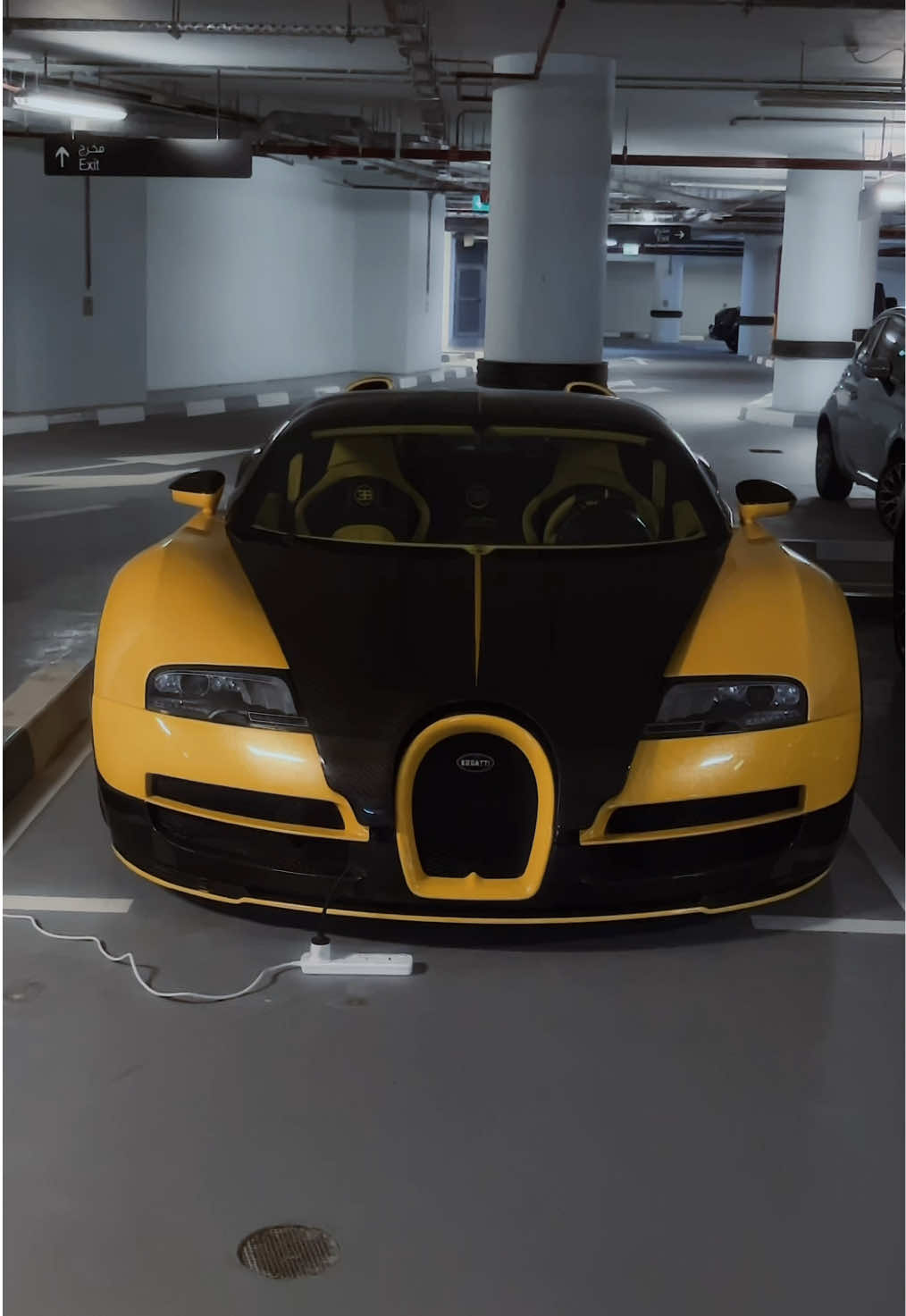 Not your average veyron😏 #bugatti #veyron #bugattiveyron #cars #car #dubai #dubaicars #carspotting #fy #fyp #viral #xyzbca 