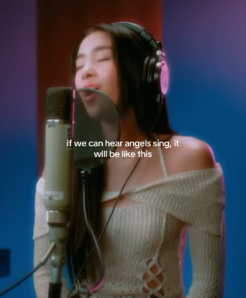 Watch her full cover on youtube on KATSEYE channel KATSEYE Sophia Laforteza singing ‘Angels We Have Heard on High’ #KATSEYE #katseye_sophia #katseyesophia #christmas #christmassongs