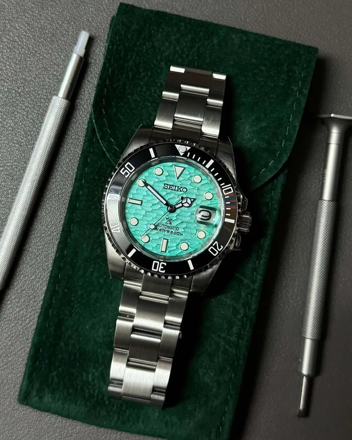Super unique with this client commission 🤩 DM us if you’re interested in customizing a timepiece today ✅ #seiko #seikomod #customwatch #watch #royaloak #WatchCollection #automaticwatch #seikocollector #timepiece #seikomodder #watchgame #customseiko