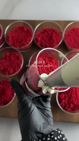 ТРАЙФЛЫ «Красный бархат» ❤️ для бисквита: 110 гр муки 1 яйцо 100 гр сахара 100 мл кефира 80 мл растительного масла 1 ч.л какао 1 ч.л. красителя 10 гр разрыхлителя 1. Смешать все сухие ингредиенты и отдельно все жидкие. 2. В жидкие ингредиенты просеять сухие, хорошо перемешать.  3. Выпекаем на противне при 180С. Для крема: Сливки 33%-450 мл  Творожный сыр -400 гр  Пудра -150 гр  Конфитюр: 250 гр любого ягодного пюре (у меня микс из вишни, малины и черной смородины) 80 гр сахара 10 гр крахмала На выходе получается 10 стаканчиков, если заполнять полностью. #трайфлы #sweets #Recipe #winter #holiday #newyear #biscuit #cream 