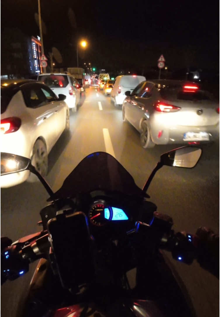 Aralardan geçmek 🤤  #rs200 #kesfet #bajaj #fyp #CapCut #keşfet 