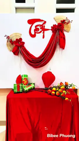 Set decor hot 2025 với quạt gỗ, vải nhung, chữ  tết. Đơn giản mà cực xinh, làm phông nền live hay góc check in đều đẹp ạ! #setdecor #settet #chutetvainhung #hottrendtet2025 