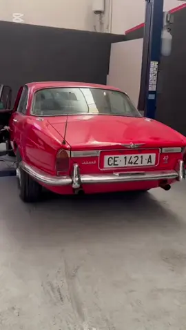 Antes y después del vaciado de los silenciosos traseros de este Jaguar XJ6 de 1962 🔥🔊 📍Calle del martillo 6, Rivas Vaciamadrid #parati #viral #fyp #escape #coche #jaguar #sonido #detailing #idlcompanymotors 