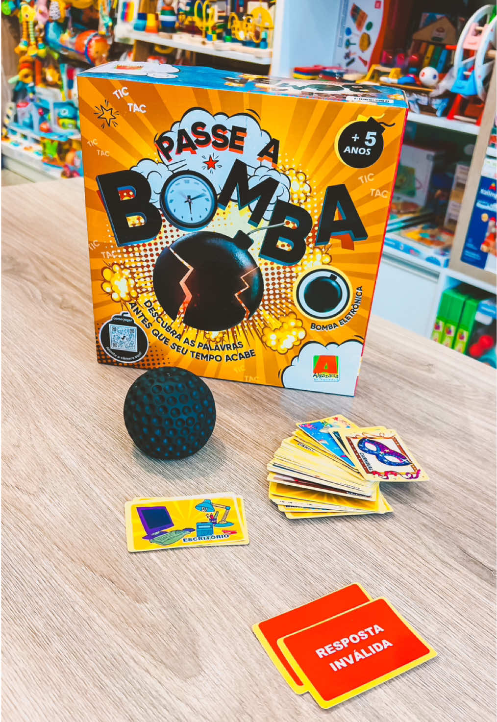Um dos jogos mais procurados por aqui! Quem conhece, sabe que a diversão é garantida 🤩 🎯 Desenvolve: raciocínio lógico, controle inibitório, tolerância à frustração, ansiedade e muito mais! Como jogar? ✅ Vire uma carta. ✅ Diga uma palavra que tenha a ver com a imagem ou tema. ✅ Passe a bomba antes que ela exploda! Quem estiver segurando a bomba quando o tempo acabar, fica com a carta. Quem tiver menos cartas no final, vence! 🎉 ✨ Dica extra: ótimo para criar vínculo terapêutico e trabalhar memória, vocabulário, categorias semânticas e troca de turno! 📦 Disponível na loja física em Passo Fundo - RS, no site www.lojacriativamente.com.br ou pelo WhatsApp (54) 9 9907-9631. Tele-entrega disponível! #brinquedoseducativos #brinquedosinteligentes #passeabomba #diversaoquedesenvolve #criativamentebrinquedos #jogoscriativos #recursosterapeuticos #jogosinteligentes