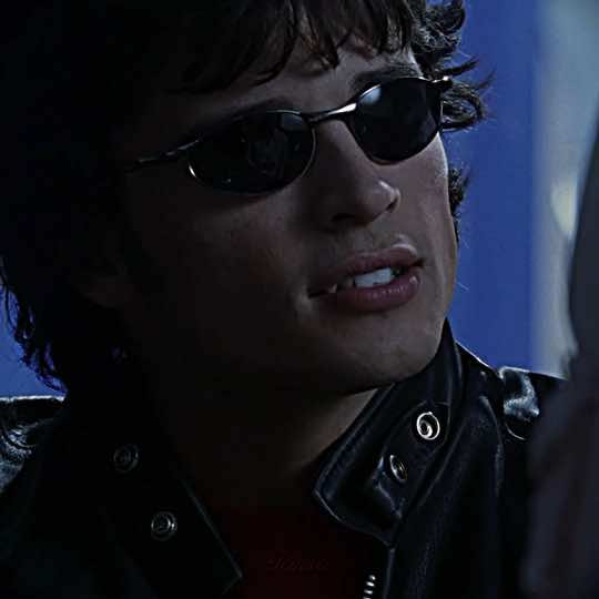 oh my gawd i love red k clark #tomwelling #clarkkent #tomwellingedit #tomwellingsmallvile #tomwelling2000s #tomwellingsupremacy #clarkkenteditz #tomwellingsupermanedits #tomwellingclarkkentedit #smallville #tomwellingsmallville #tomwellingedits #smallvilleedit #tomwellingclarkkent  #Blurrr 