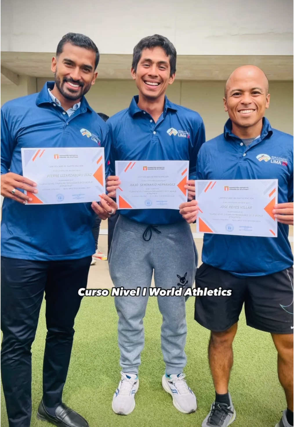 RESUMEN CURSO WORLD ATHLETICS NIVEL I 📽️ Del 8 al 19 de diciembre se llevó a cabo el curso Nivel I para entrenadores de Atletismo liderado por @atletismoperuoficial y certificado por la @worldathletics donde algunos entrenadores del país fuimos seleccionados para poder llevarlo.👨🏻‍🏫 En la parte teórica vimos temas como Anatomía, Fisiología, Nutrición, Metodología de la enseñanza, Pedagogía, Planificación del Entrenamiento respetando las etapas del Atletas y más.✍🏼 Por otro lado, nos tocó pasar por todas las pruebas (tanto las de pista como las de campo) y en mi caso particular fue muy divertido volver a realizar algunas pruebas que no hacía desde que era Decatleta (quizás algún día me anime a realizar un Deca)😌 Finalmente nos tocó rendir un examen práctico y otro teórico para demostrar que estábamos listos para el siguiente nivel 🔝 Una vez más, agradecido con cada uno de los que me impulsan a seguir yendo por más 🚀 #josecacoach #coach #atleta #atletismo #runner #Running #curso #worldathletics #entrenador