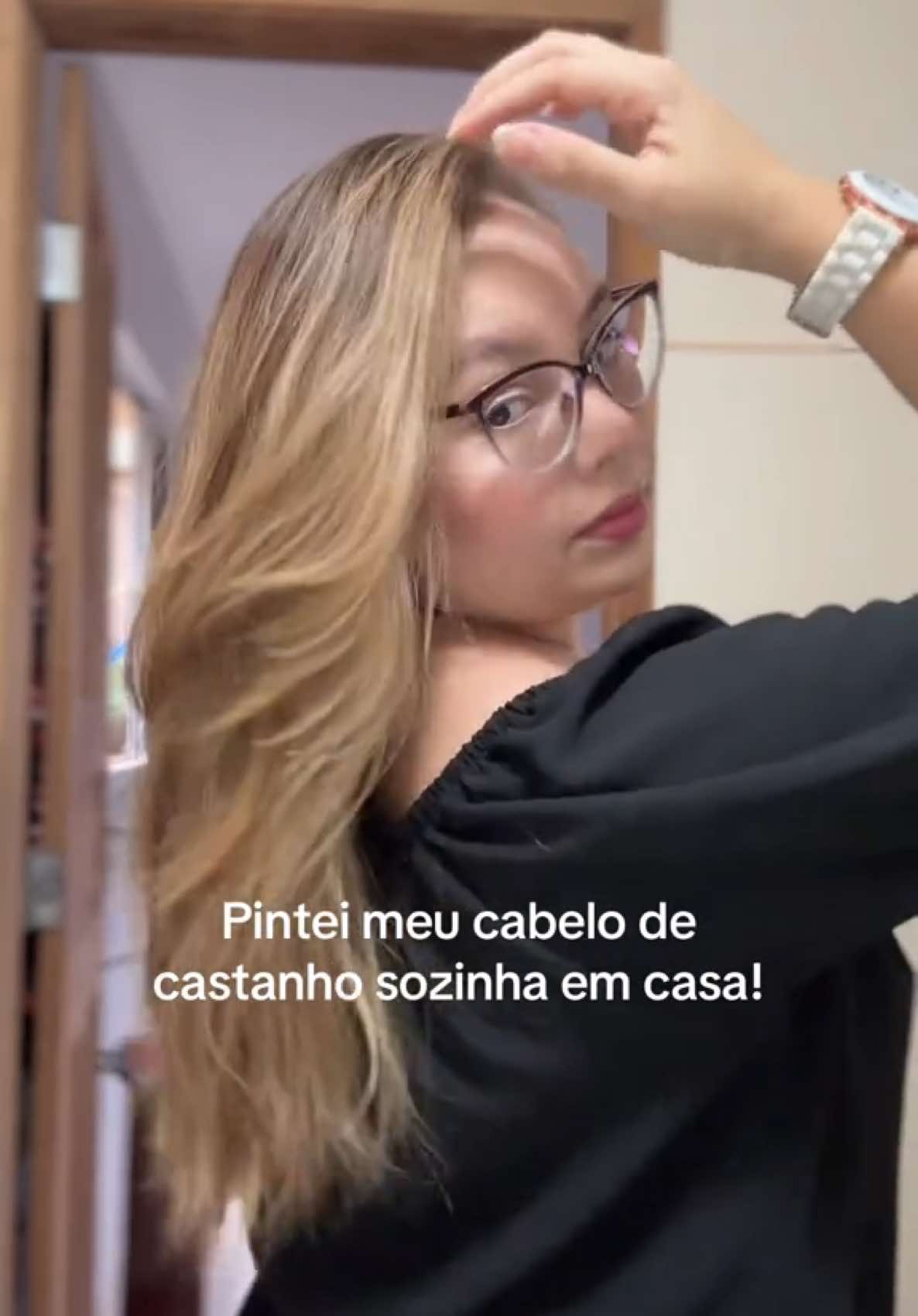 Eu gostei muito! #castanhoclaro #pintandocabelo #cabelo #loiro #morenoiluminado #doloiroaocastanho #adeusloiro #pintei pintei o cabelo em casa! #500 #castingcremegloss #lorealparis #loreal #tonalizante 