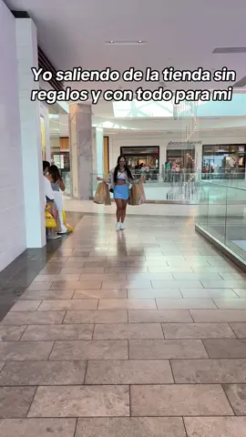 Yo saliendo de la tienda sin regalos y con todo para mi