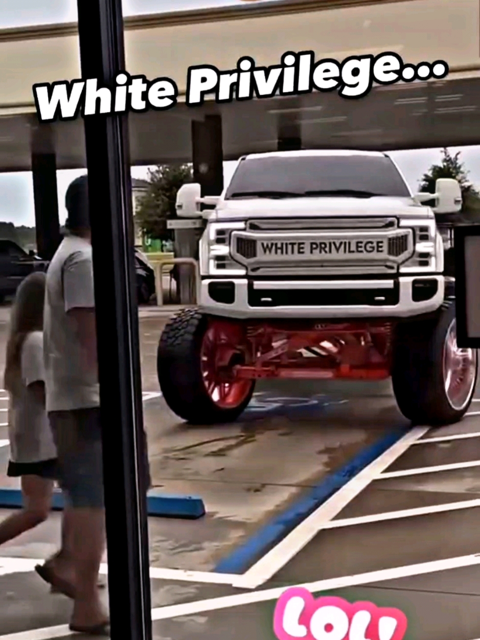 Now That's A Guy With A Sense of Humor ‼️🤣👏🏼