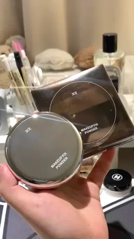 Phấn phủ kiềm dầu 3CE Makeup Fix Powder Fair (tone trắng sáng) Clear Light (tone trắng tự nhiên) Soft Medium (tone trắng trung bình) - Là phấn phủ cao cấp dạng nén với khả năng cân bằng lượng bã nhờn và độ ẩm tối ưu cho da cùng với kết cấu siêu mịn mang lại lớp make up láng mượt và hết sức nhẹ nhàng. Đem lại lớp nền cố định chắc chắn với kết cấu hạt phấn siêu mịn và tự nhiên. Giúp làn da sáng và khỏe mạnh hơn. #goclamdep #reviewlamdep #3ce #3cevn #phanphu 