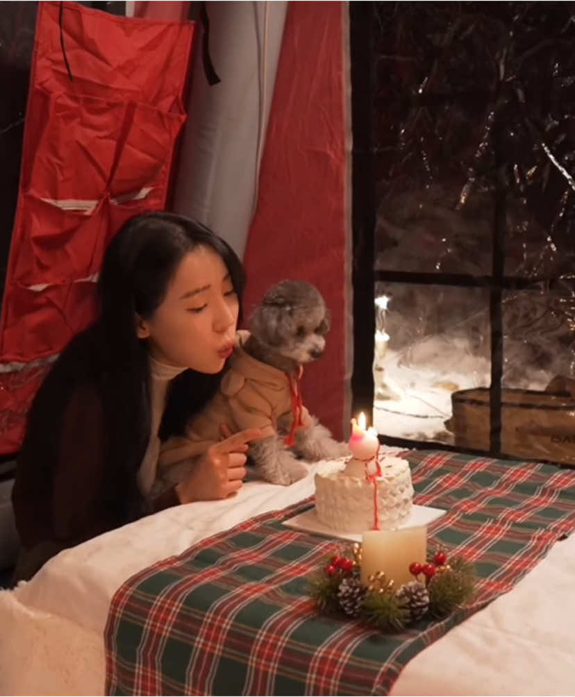 Beautiful girls camp out to celebrate Christmas early in the cold snow #prettygirl #camp #camping #relax #christmas 