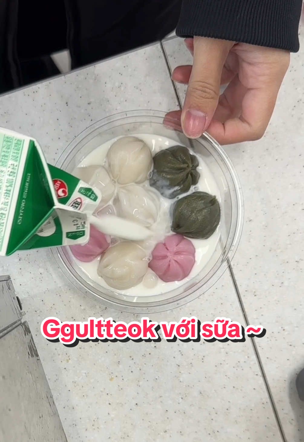 Ggultteok ăn với sữa tươi ở chtl 😋 #gs25 #chtl #mukbang