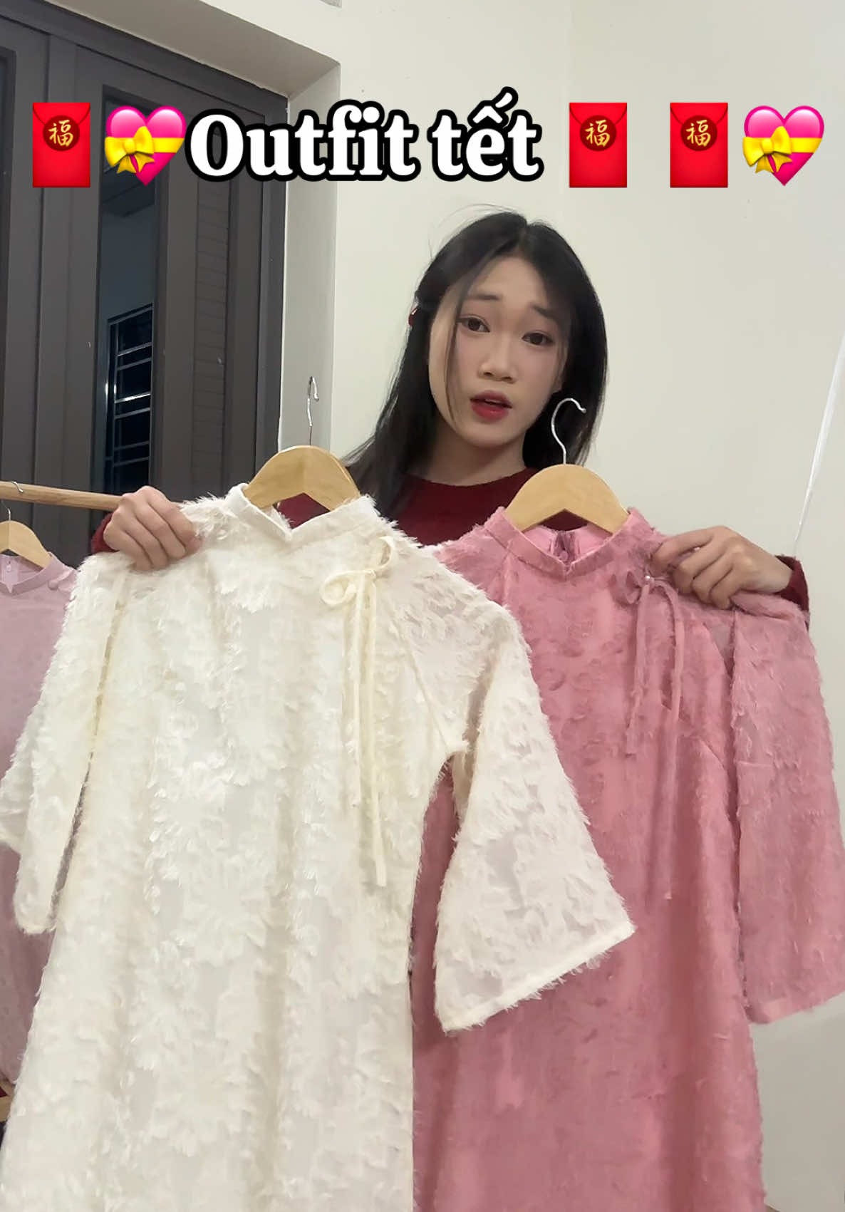 Lông vũ nhưng 4 tà siêu đứng forrm cho nàng nha hồng mê ơi là mê 😭😭 🧧#tiktok #capcut #outfit #fitcheck #outfitideas #tet #xuân2025 #xuân2025 #aodai #aodaioanhlinh #tiktokshop #nhac #trendingvideo #viral #xu #aodaitet2025🌸🧧🎆 #aodaithietke #xuhuongtiktok #CapCut #nhachaymoingay❤ 