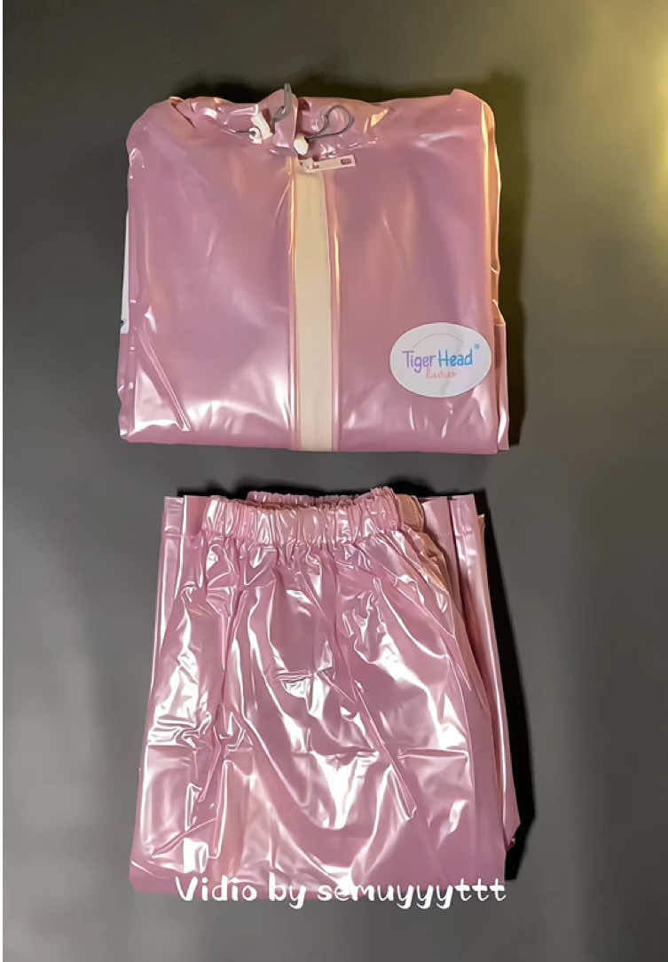 Aduhh kalo se cutee ini ya ga malu lagi pake mantel💖💗 apalagi bahan nya lembut loo nyaman bgtt di pake 😭🫶🏻💗💖💗💖💗 luvvv bgtt #tigerhead #mantel #jashujan #jashujancute #jashujanpink 