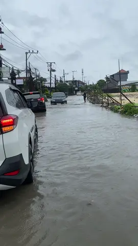 ilid mobil#banjir #infobadung #infodenpasar #bali #balibanjir #badung #denpasar #motormati #mobilmogok #hujan #fyp #fypシ 