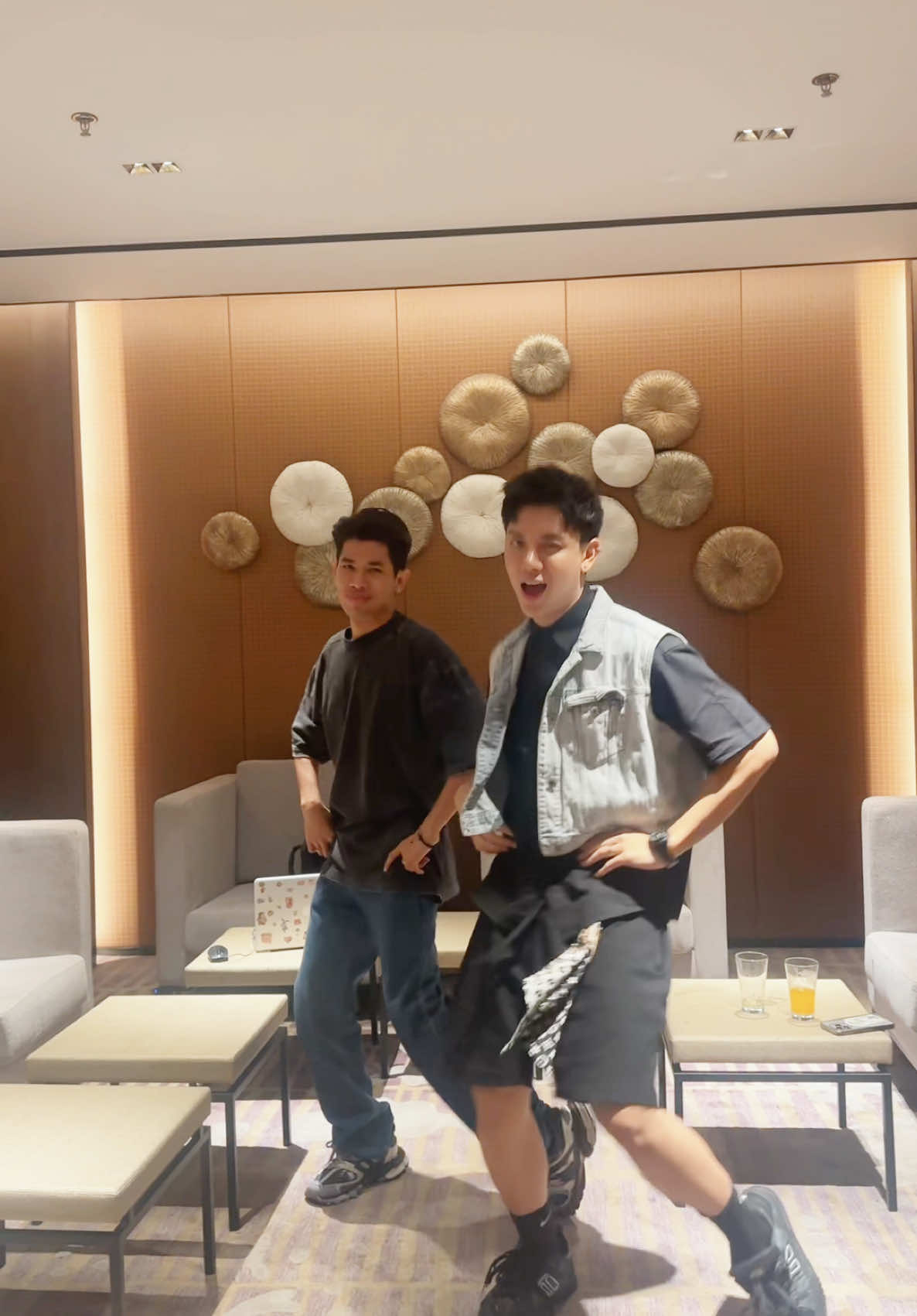 #ချောကလတ်ရေခဲချောင်း #သူငယ်ချင်းနဲ့လျှောက်က #tiktokmyanmar #fyp #tiktokmyanmar🇲🇲 #myanmarboy 