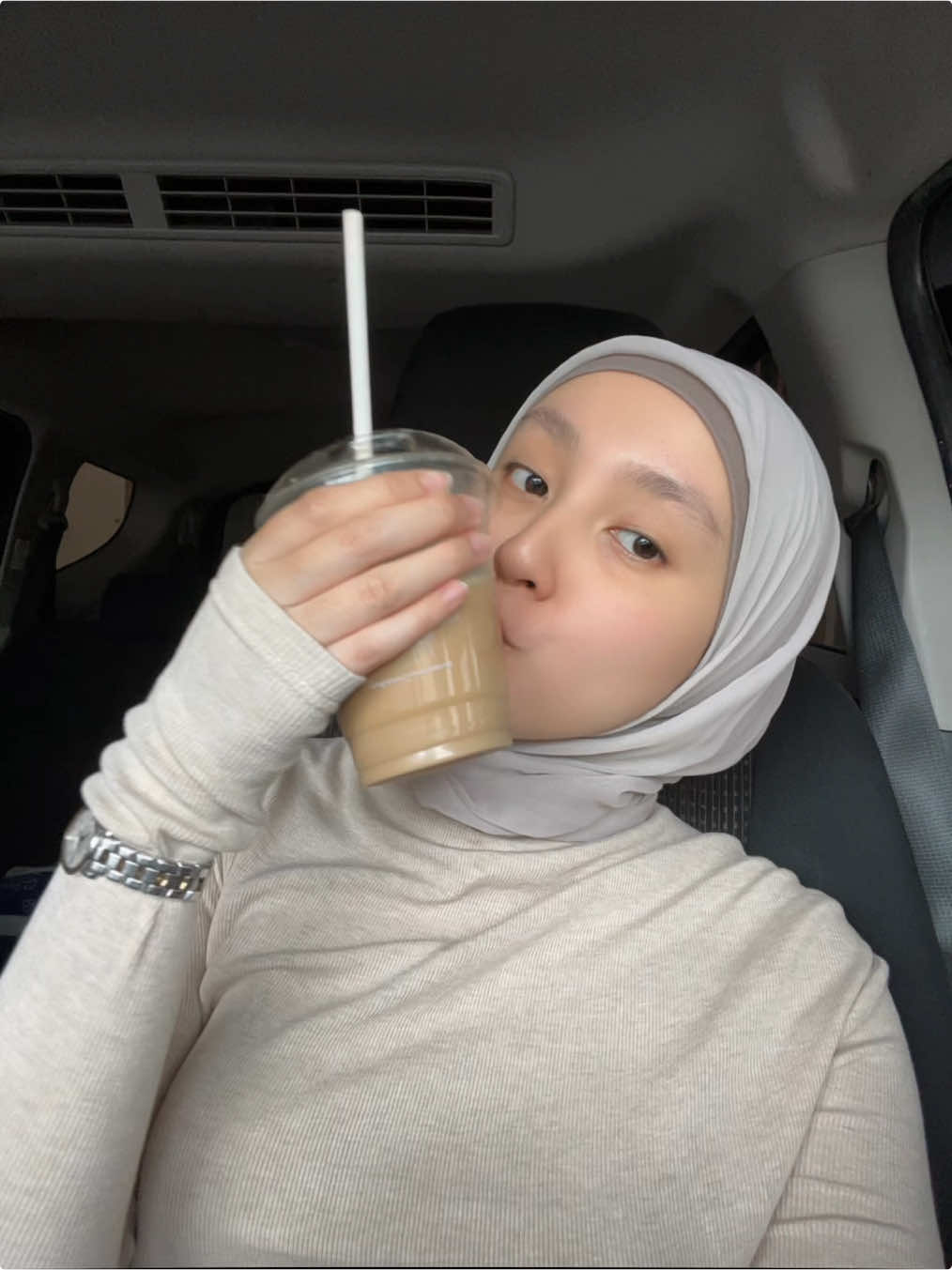 Asupan caffeine hari ini selama lambung aman dan belum 🤮 kita bantai minum latte di perut kosong #coffee #latte 