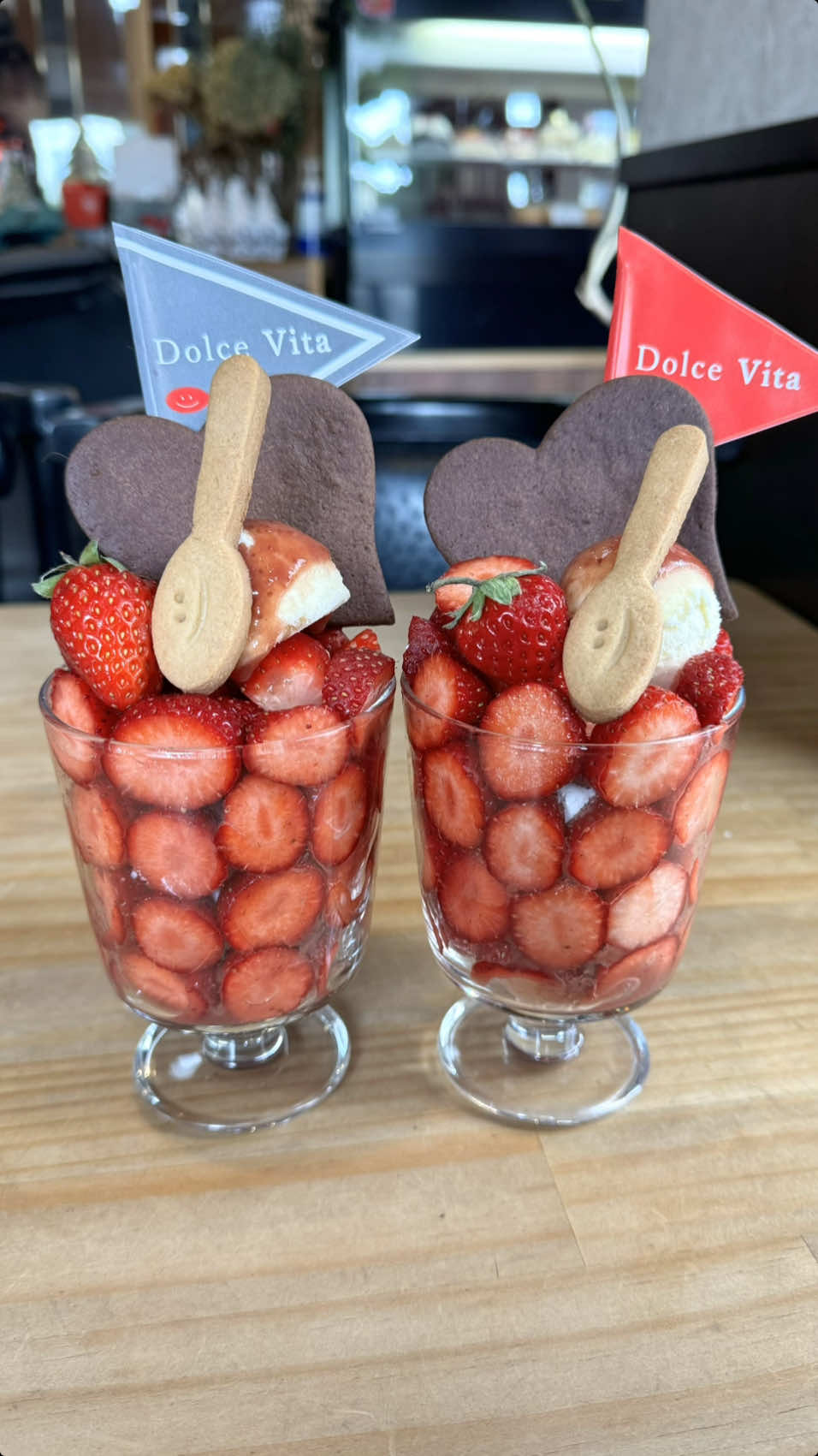 いちごに埋もれる贅沢いちご尽くしパフェ🍓 ⁡ 契約農家さんから毎朝届く新鮮な朝採れいちごを 贅沢に使用😍 ⁡ 酸味と甘みのバランスがよく しっかりとした固めの食感のいちごが最高🥰 生クリーム・いちごババロア・ヨーグルトアイス・玄米フレーク・バニラアイスと共に最後までおいしく頂けました🤍 超オススメ✨️ 📍岐阜 『Dolce Vita』 契約農家さんのごろごろいちごパフェ ¥1680 #岐阜カフェ #岐阜グルメ #いちご #tiktokfood #japanesefood 