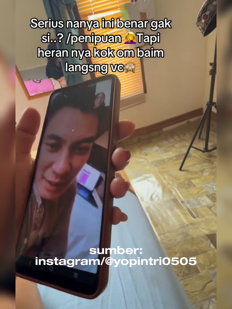 Penipuan menggunakan Videocall Artis Baim Wong! Apa yang bisa kita lakukan untuk menghadapi penipuan menggunakan Deepfake? 1. Selalu periksa akun media sosial resmi artis tertentu yang namanya di catut. Biasanya, artis akan memberikan klarifikasi jika ada penipuan yang mengatasnamakan mereka; 2. Instal aplikasi pemblokir nomor tak dikenal supaya bisa menyaring panggilan mencurigakan sebelum Anda mengangkatnya; 3. Pasang Alarm Kebohongan: Jika sesuatu terasa terlalu bagus untuk jadi kenyataan, pasang alarm kebohongan di kepala Anda. Selalu skeptis dan jangan ragu untuk memutuskan panggilan jika merasa tidak nyaman. #cyberity #keamanansiber #keamanandata @baimwong 