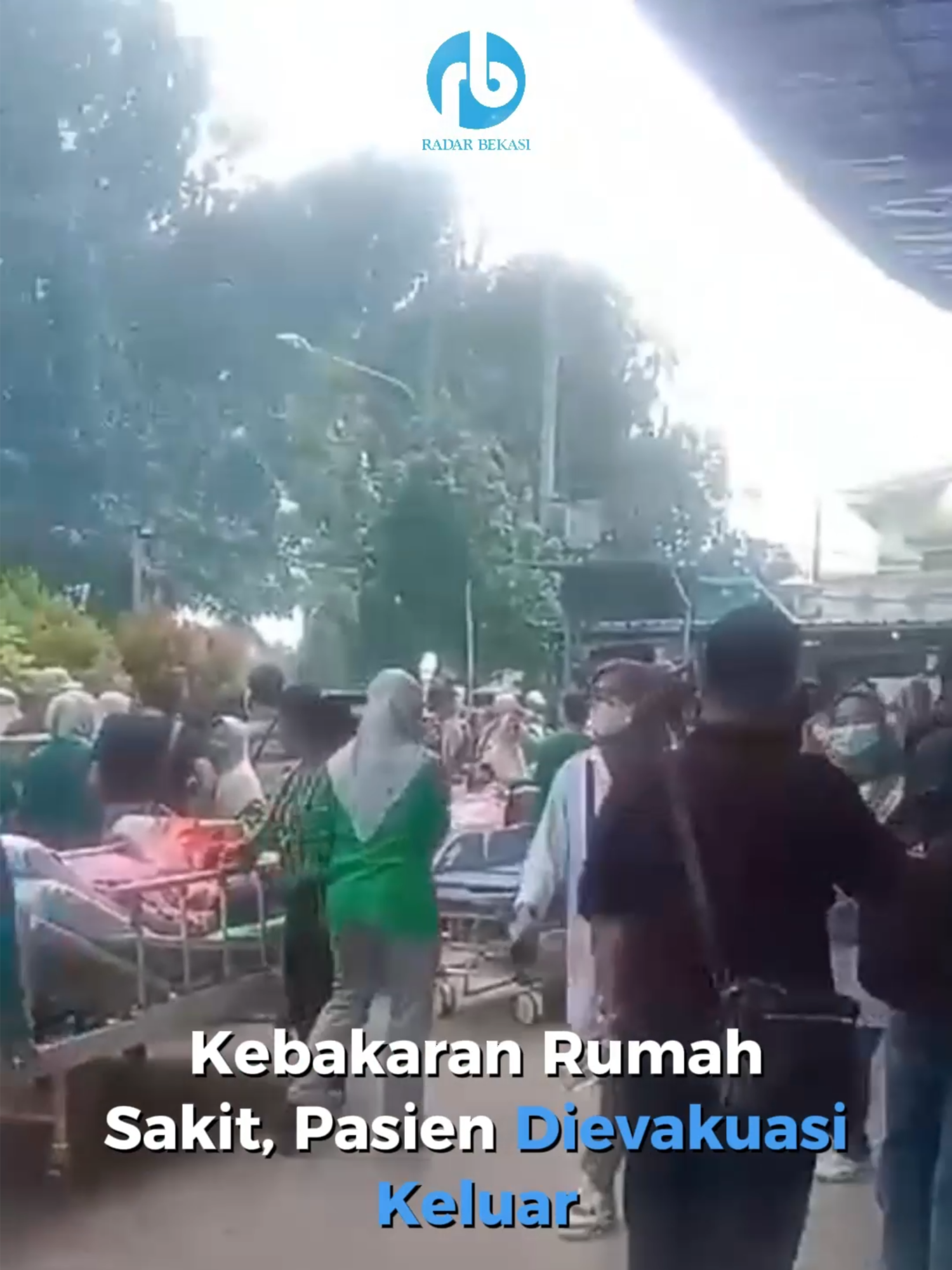 Kebakaran melanda Rumah Sakit Tiara Bekasi di Kelurahan Kebalen Kecamatan Babelan Kabupaten Bekasi, pada Sabtu (21/12) siang. Sejumlah pasien yang masih terbaring di tempat tidur dan terhubung infus dievakuasi ke luar rumah sakit demi keselamatan. Pegawai rumah sakit dan keluarga pasien yang panik pun berlarian berhamburan keluar. Salahsatu keluarga pasien, Sutardi, menyebutkan bahwa kebakaran terjadi di lantai 1 rumah sakit. Saat itu, ia tengah menunggu istrinya yang baru saja melahirkan melalui operasi sesar. Ketika kebakaran terjadi, ia bersama istrinya dievakuasi ke halaman rumah sakit. Sementara, Humas RS Tiara Bekasi, Rudiano, mengungkapkan bahwa tidak ada korban jiwa dalam insiden tersebut. Kebakaran diketahui berasal dari ruang administrasi. Saat kebakaran terjadi, pihaknya megevakuasi pasien-pasien ke luar ruangan demi keselamatan. Namun, akibat kebakaran itu sebanyak tujuh pasien harus dirujuk ke rumah sakit Ananda Babelan dan Klinik Tiara Bunda. Baca selengkapnya di www.radarbekasi.id (link di bio) #radarbekasii #harianradarbekasi #koranbekasi #beritabekasi #rumahsakittiara #kebakaran #terkini