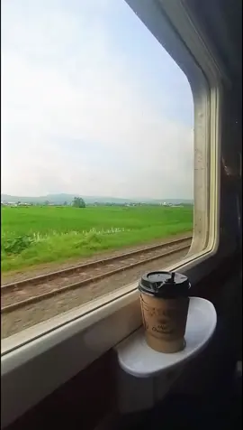 lebih suka aja kalau naik kereta pagi duduk smping jendela disuguhi dengan view pemandangan ma syaa Allah😍#railways #railway#railfans #keretaapiindonesia #fyp #fypシ #jendela #healing 