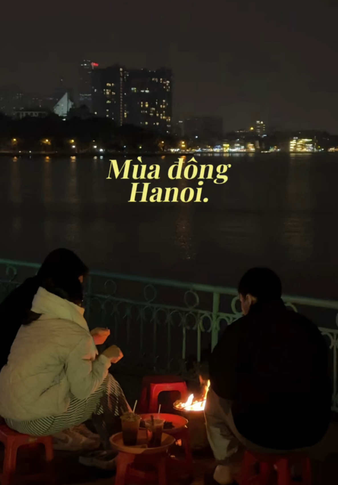 Dù là khá lạnh nhưng mùa đông nào cũng ghé đây ngồi Hồ Tây bên bếp lửa ấm #hanoi #hotay #muadonghanoi 