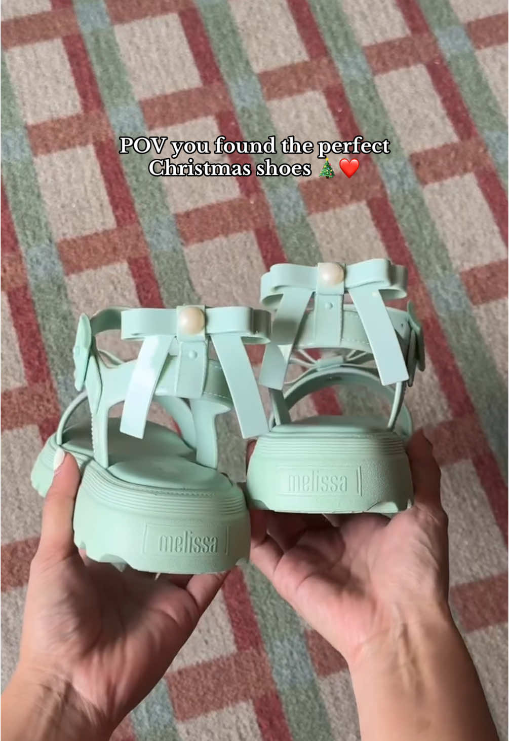 Obsessed with Melissa Town Sandal Bow especially in mint —pure Christmas vibes! 🎄🧑‍🎄 #MYMelissaShoes #MelissaSS25 #VeganShoes #JellyShoes #MelissaShoes    