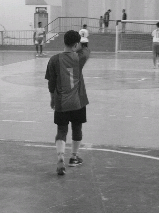 Último jogo do ano 🧤⚽ Só tenho que agradecer a Deus pelos momentos bons e ruins. e que 2025 seja um ano de muitas realizações! 🙌🏻 #goleirodefutsal #fyp #fy #foryorpage #foryou #futsal #viral #defesasdegoleiro #2025 