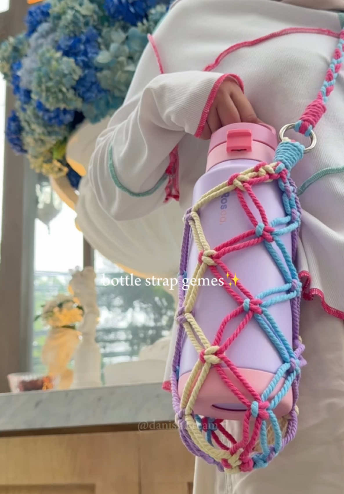 strap bottle membantu bgt sih biar gapegel nenteng2 tumbler🤩 tumbler 1 liter juga muat🫶🏻✨