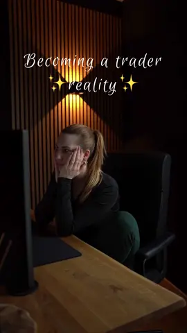 Wichtig ⬇️ Hier hab ich eine Situation beschrieben, in der meiner Meinung nach direkt einige Fehlerquellen sitzen. Kurzer disclaimer. Ich bin kein Profi, würde aber behaupten schon einiges gelernt zu haben. ♥️ 1.) Nach 2 Wochen Demo zu denken bereit zu sein wird leider nicht funktionieren. Man braucht ausreichend Daten um herauszufinden ob man wirklich profitabel handeln kann, abgesehen davon, dass einem eine nachhaltige Demo Performance das nötige Selbstbewusstsein gibt.  2.) 3 Lots im Mini sind maximal überhebelt und haben absolut nichts mit einem nachhaltigen Risiko Management zu tun. Ich habe in meiner ersten Ausbildung nahezu nichts zum Thema riskmanagemnt erfahren, der Coach hat in seinen Videos mit 10 Lots gehandelt & das ist absolut nicht umsetzbar, wenn man Anfänger ist und ein begrenztes Kapital hat.. denn.. 3.) 25K FK Konten sind nicht gleich 25.000 kapitalverwaltung. Dein Konto ist nur so groß, wie dein erlaubter drawdown - bei regulären 25K Konten sind das im Schnitt $1500! & dieser drawdown ist in der Regel nachziehend. Du handelst also mit einem Kapital von $1500. tradest du dann in den Minis, ist dein Konto schneller weg als du stop loss sagen kannst.  4.) „ich kann das Konto ja einfach resetten“.  Ja kannst du - sinnvoll? Nein! Es „einfach zu probieren“ ein Konto zu funden ist fernab von Professionalität. Was aber viel schlimmer ist, du trainierst dir Verhaltensmuster an, die maximal schädlich für die traderkarriere sind.  Wie sollten wir es machen?  - Handel in den micros  - Erstellung eins tradingplans indem das Risiko dem Kapital anpasst ist - Lass dir Zeit, du hast nur Vorteile, wenn du direkt zu Beginn mit einem guten risikomanagement unterwegs bist.  Ich könnte noch so viel mehr schreiben, aber reicht jetzt erstmal 😆  #daytrader #trading #femaletrader #tradingdeutschland #tradersmindset #daytradinglife #trader #tradingreal 