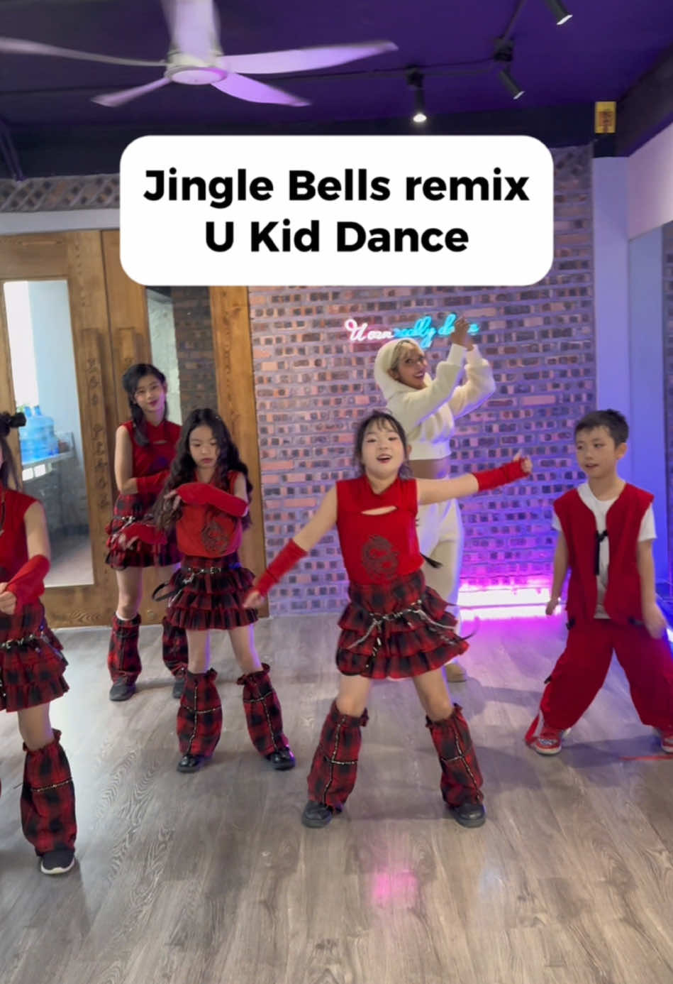 Siu phẩm giáng sinh của lớp U Kid Dance sắp cập bến 😽 #fyp #LearnOnTikTok #udancestudio #udanceclass #danceclass #dance #hocnhay #hocnhaycoban #hocnhayonline #tuyensinh #huongdannhay #daynhay #christmas 