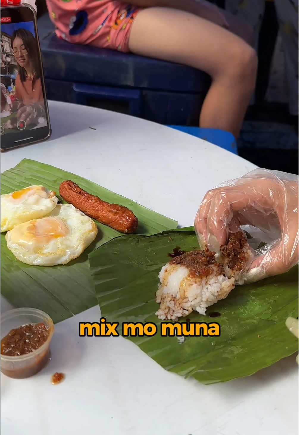 🇵🇭 P10 Authentic Chicken Pastil Date w/ kimchu (@@foodee.eatsph on IG) in Quiapo PS: First time ni kimchi kakain ng pastil and sa Quiapo pa #fyp #pastil #chickenpastil #cheapeats #budgetmeal #filipinostreetfood #streetfood #quiapo #quiapofoodtrip #manila #philippines #longervideos #michikofoodie 